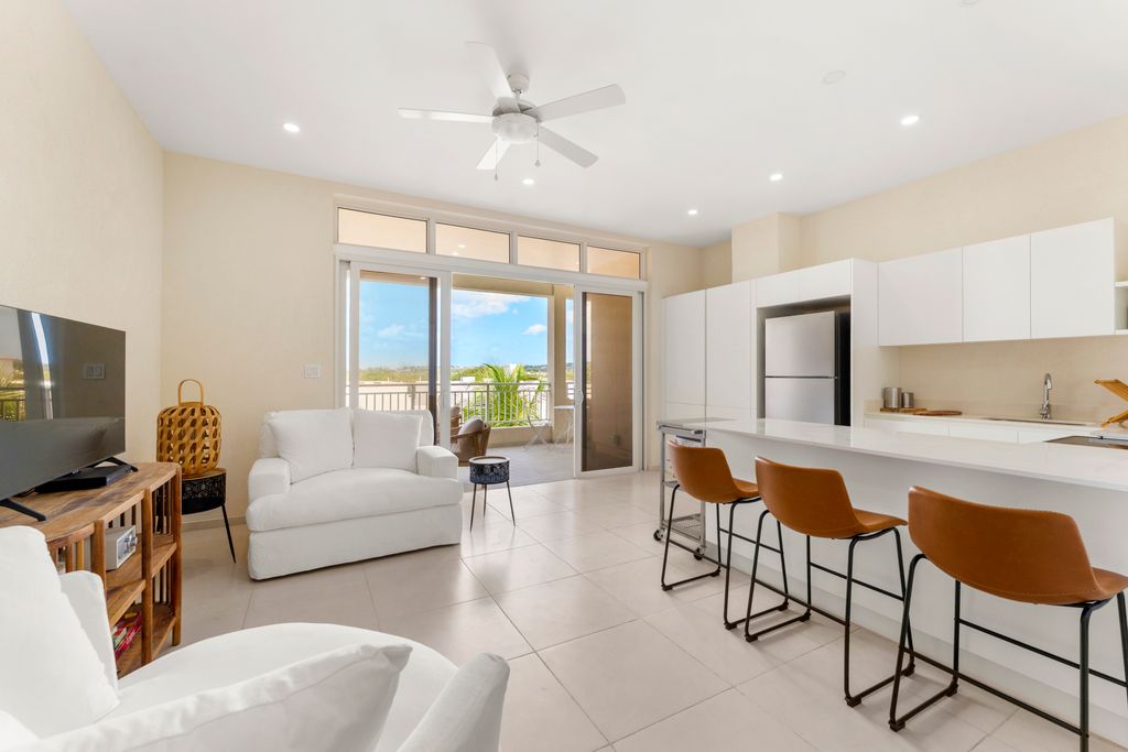 Property photo 2 of 16 Bright Living Space