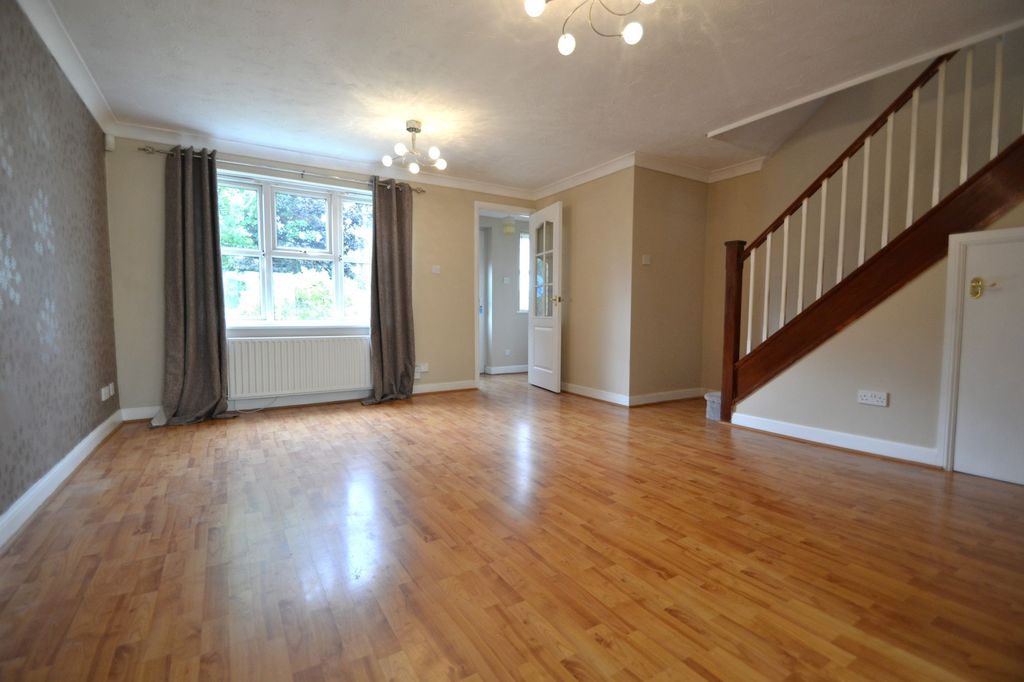 Property photo 2 of 11 Kingfisher Close - Lounge