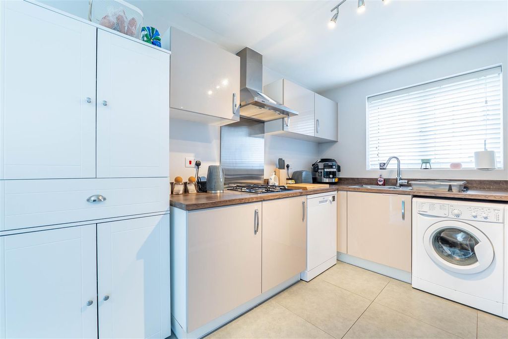 Property photo 3 of 28 Kitchen/Dining Room