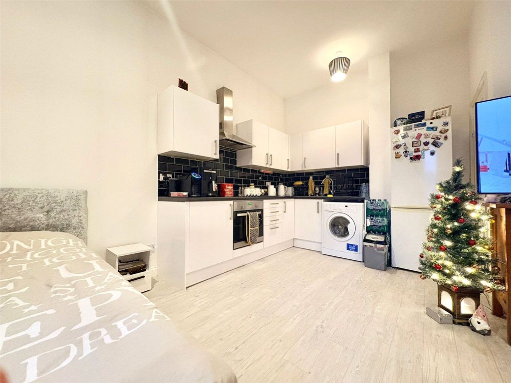 Property photo 3 of 9 Studio Room