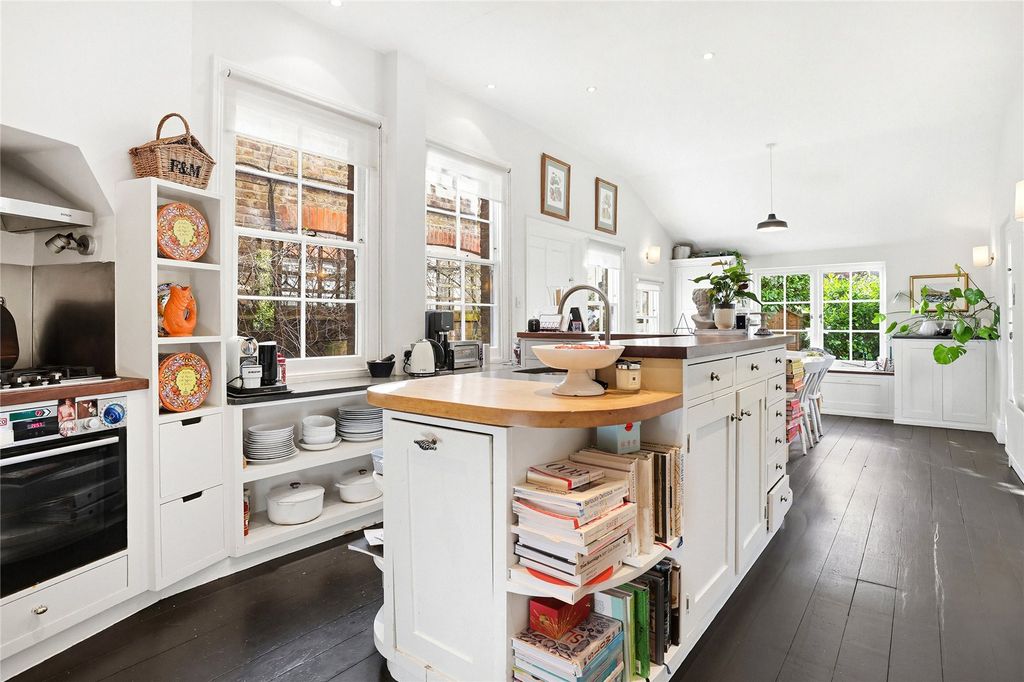 Property photo 3 of 19 Kitchen