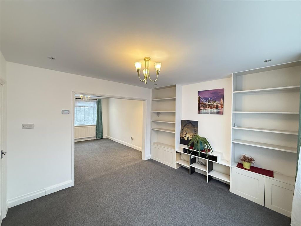 Property photo 3 of 17 Through Lounge