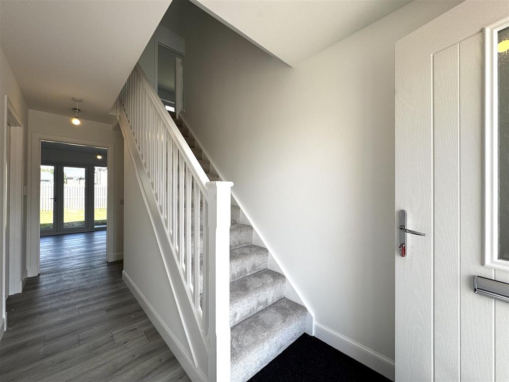 Property photo 2 of 21 Hallway