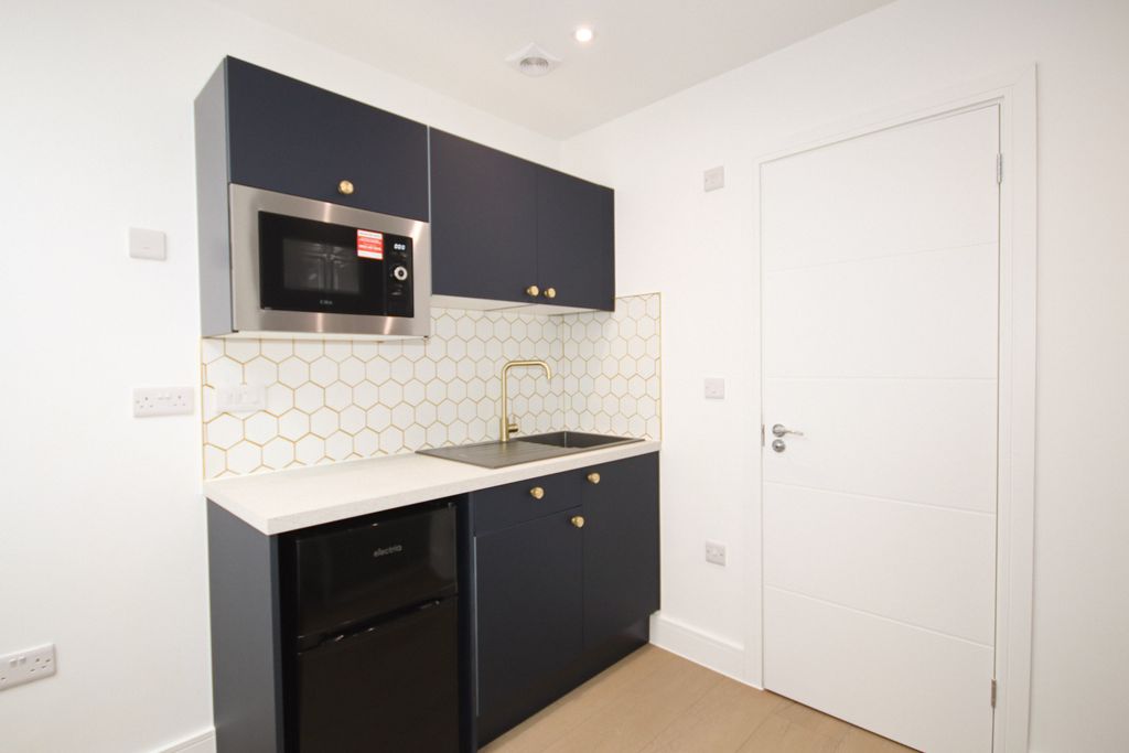 Property photo 2 of 5 Kitchenette