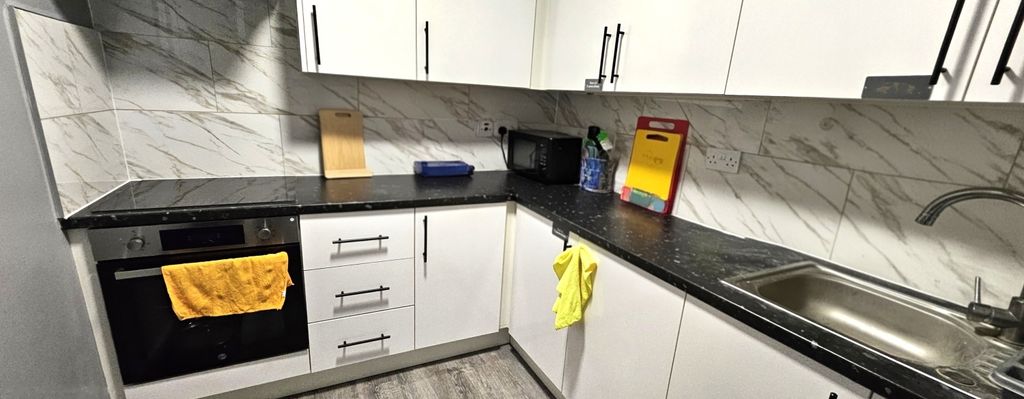 Property photo 3 of 8 Kitchen