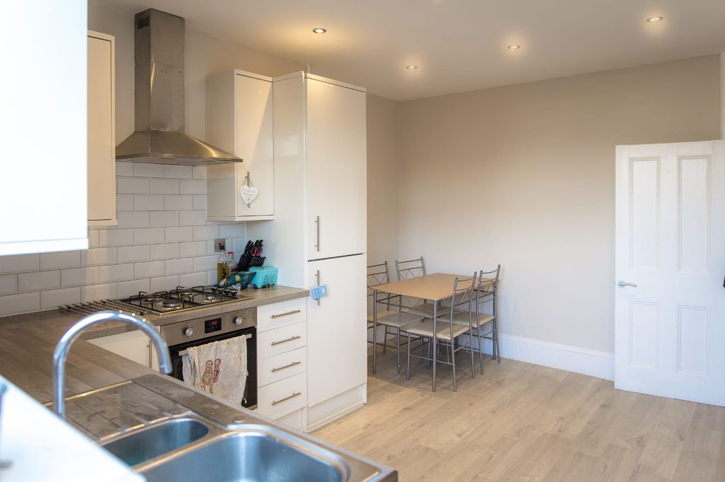 Property photo 1 of 31 4 Bedroom Flat With Two Large Roof Terraces