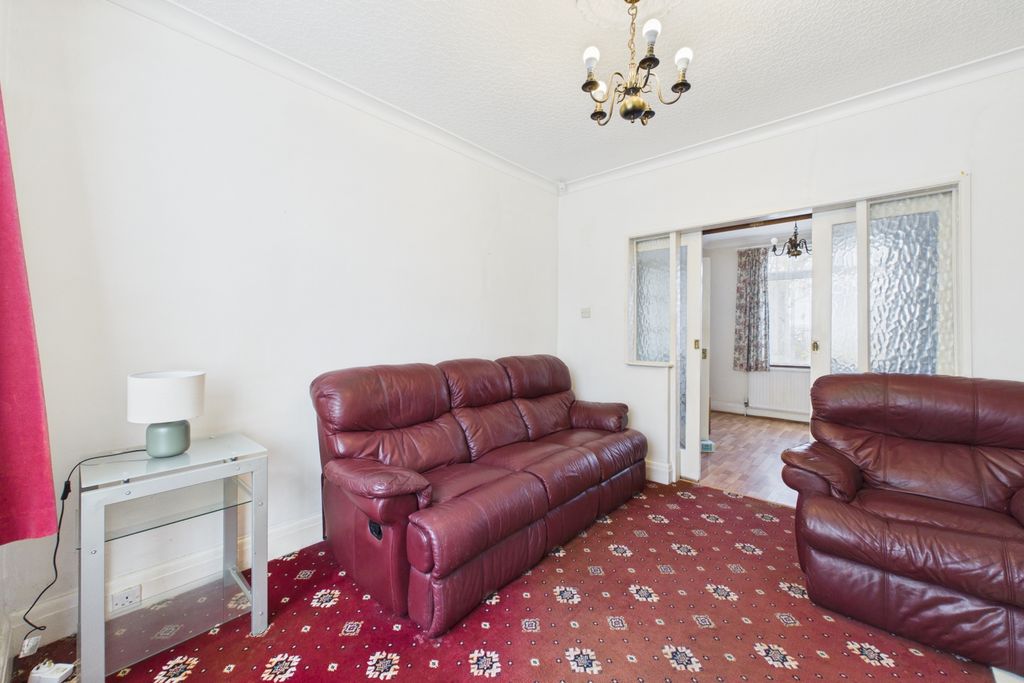 Property photo 3 of 17 Lounge