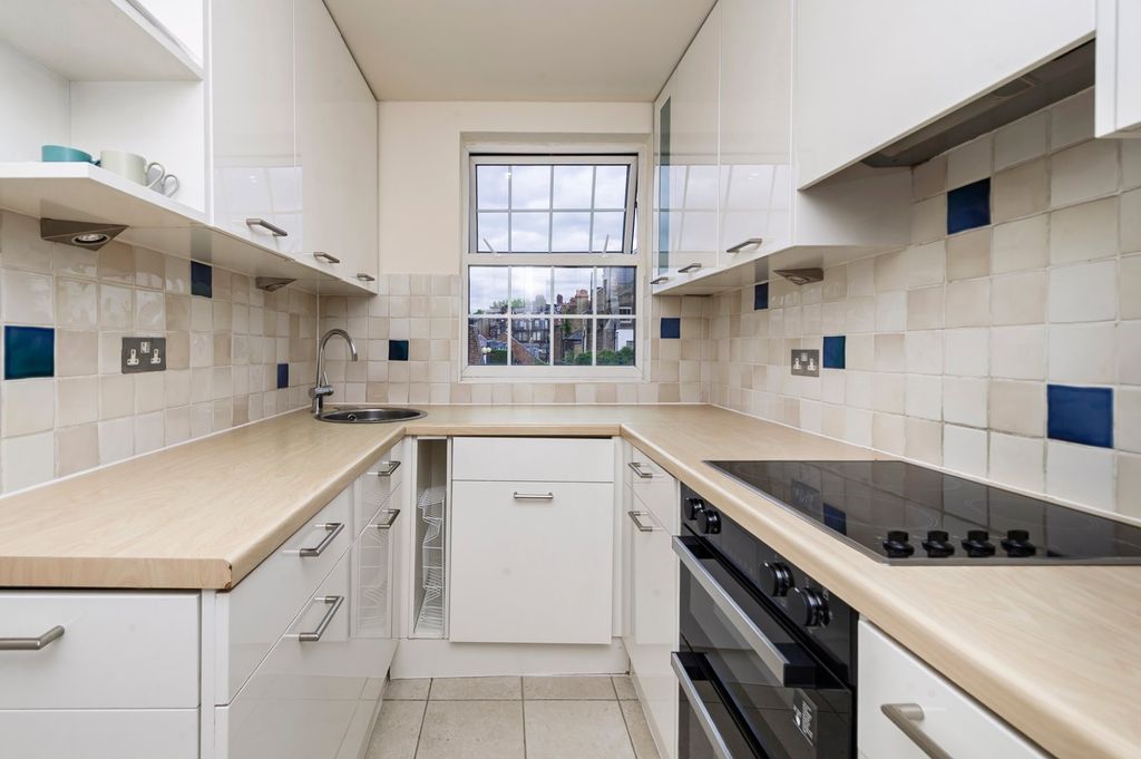 Property photo 3 of 8 Kitchen