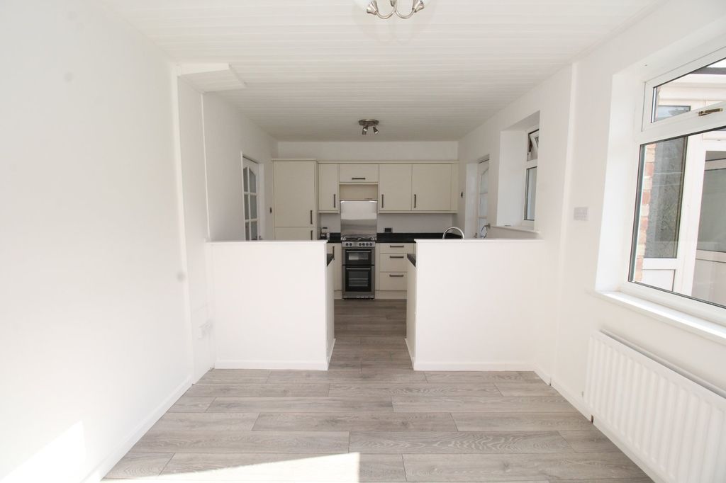Property photo 3 of 10 Kitchen/Dining Room