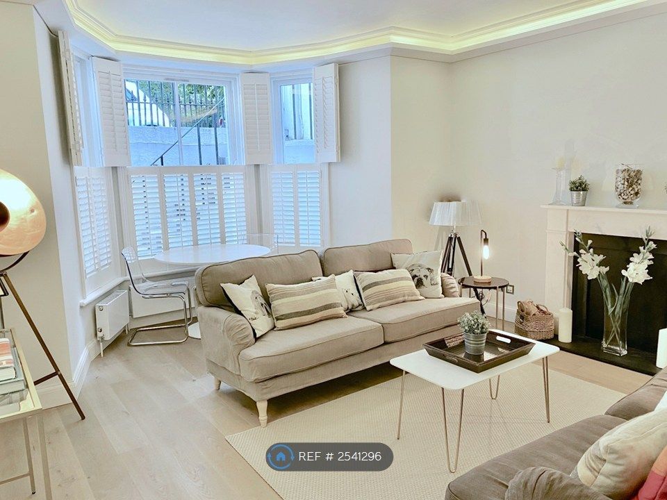 Property photo 1 of 9 Lounge