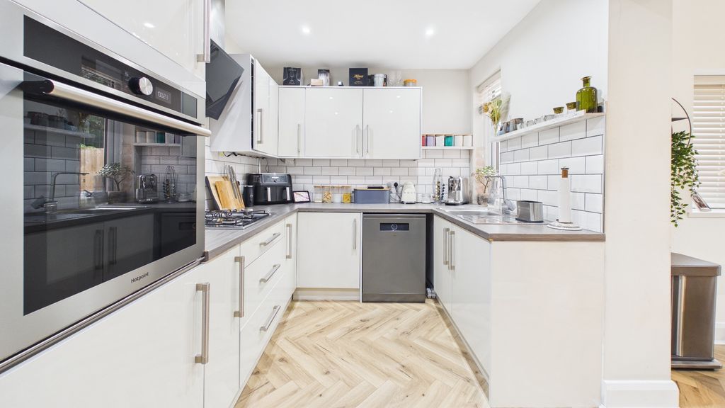 Property photo 3 of 32 5893248