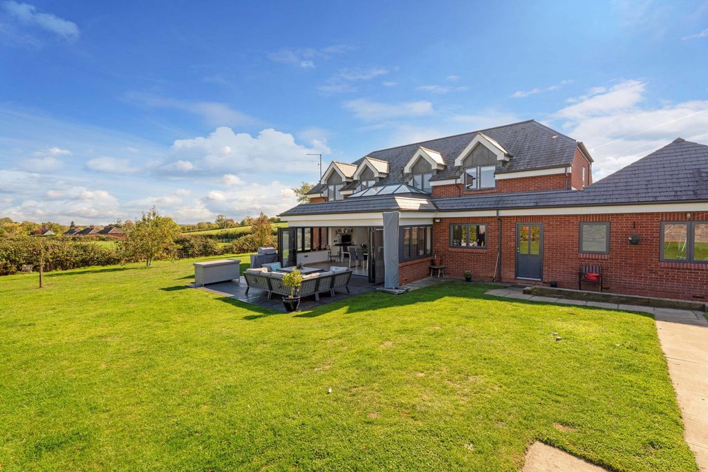 Property photo 2 of 28