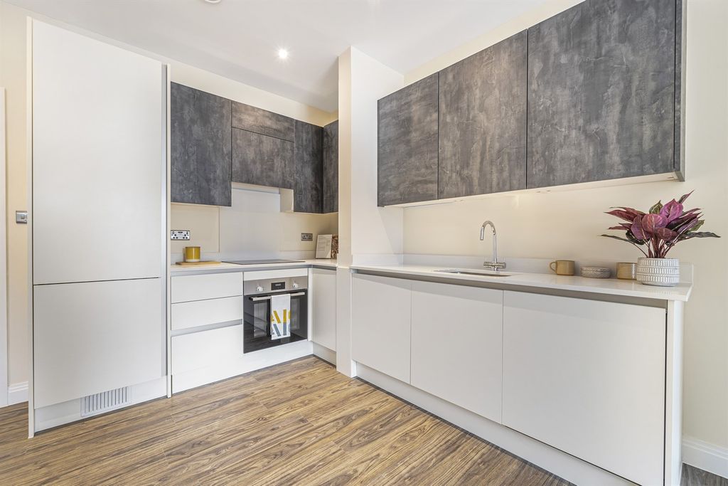 Property photo 2 of 9 Kitchen