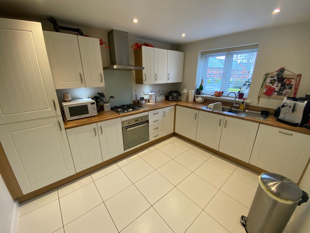 Property photo 3 of 12 Kitchen