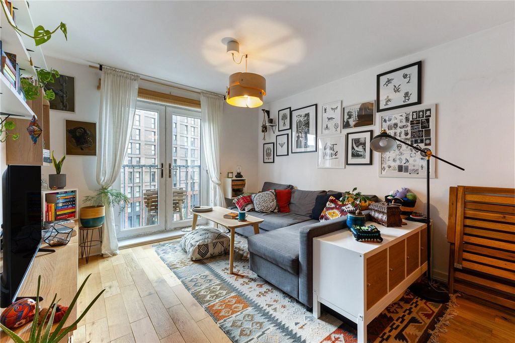 Property photo 1 of 14 Lounge