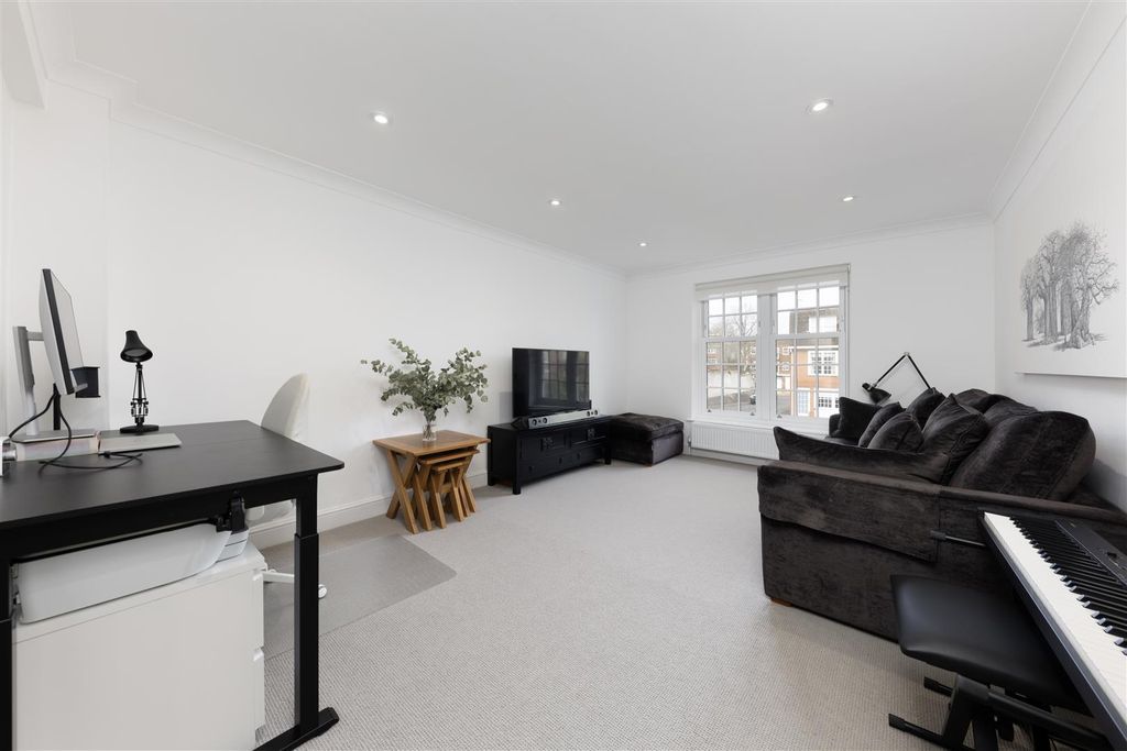 Property photo 2 of 21 Thaxted Place 8- liv (2).Jpg