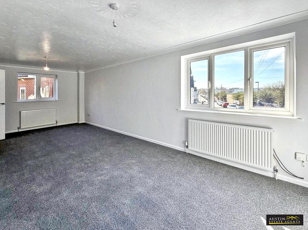 Property photo 3 of 11 Living Room