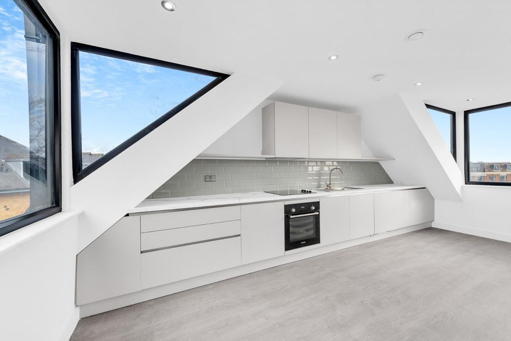 Property photo 1 of 12 Kitchen/Lounge