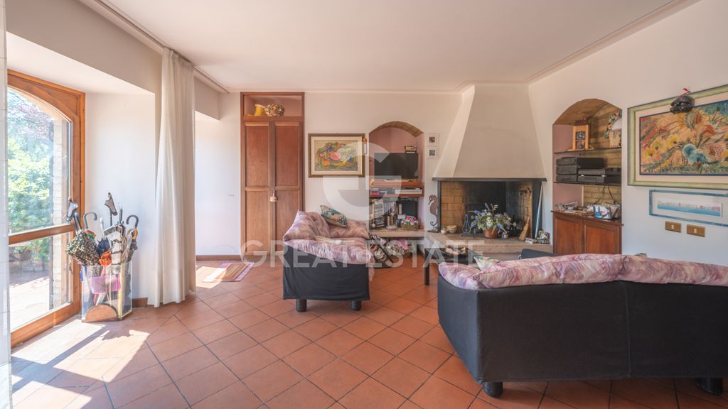 Property photo 2 of 36 Interiors