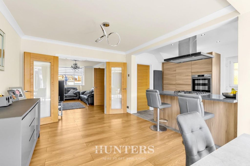 Property photo 1 of 21 Penrhyn Avenue (15).Jpg