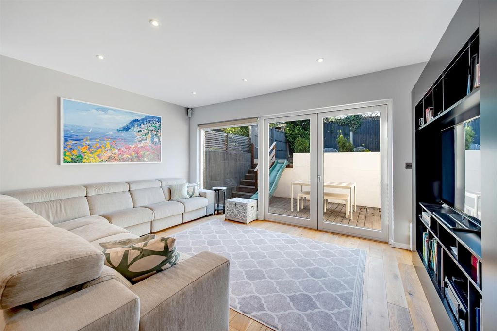 Property photo 2 of 16 11 Poets Court-2.Jpg