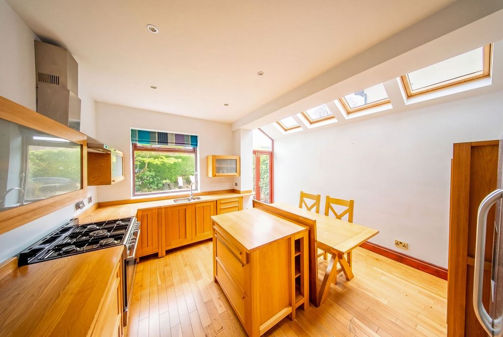 Property photo 2 of 7 Kitchen