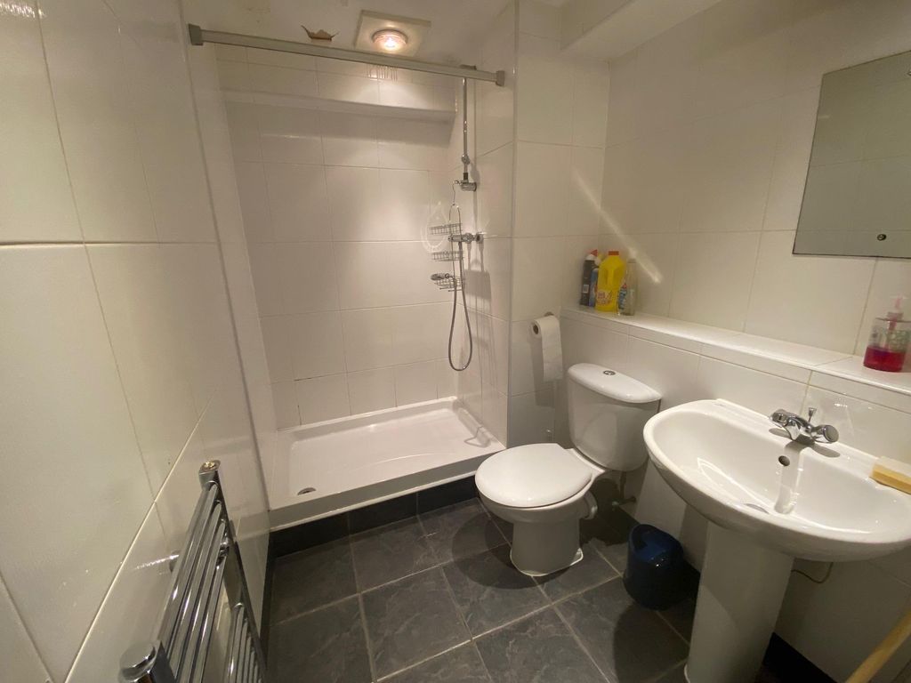 Property photo 3 of 9 Bathroom
