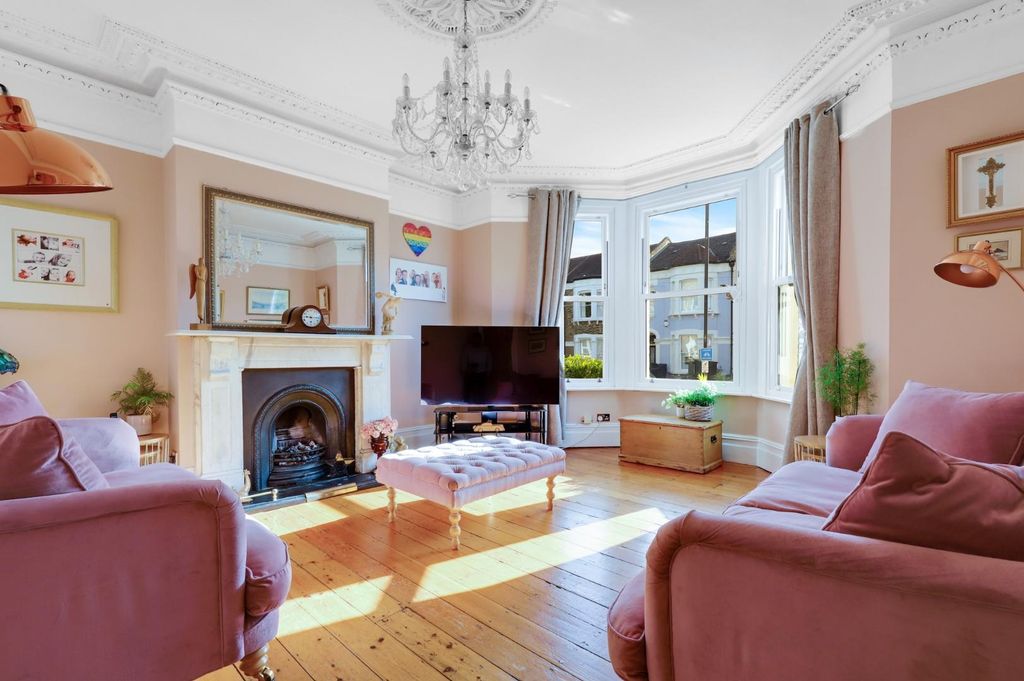 Property photo 2 of 20 12-70A9Jhpropworld - 124 Venner Road - 1.Jpg