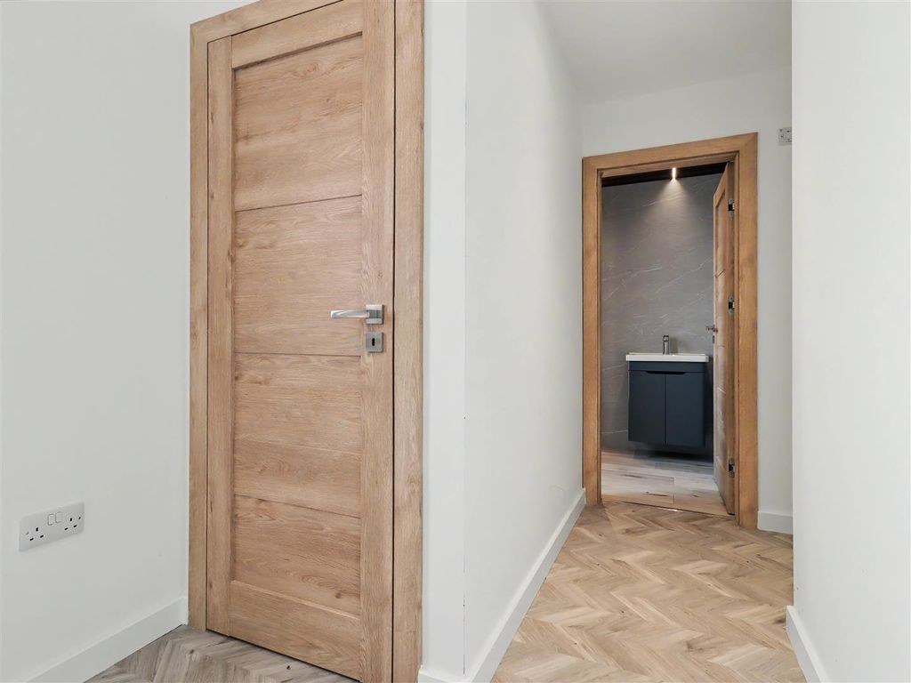 Property photo 2 of 18 Entrance Hall