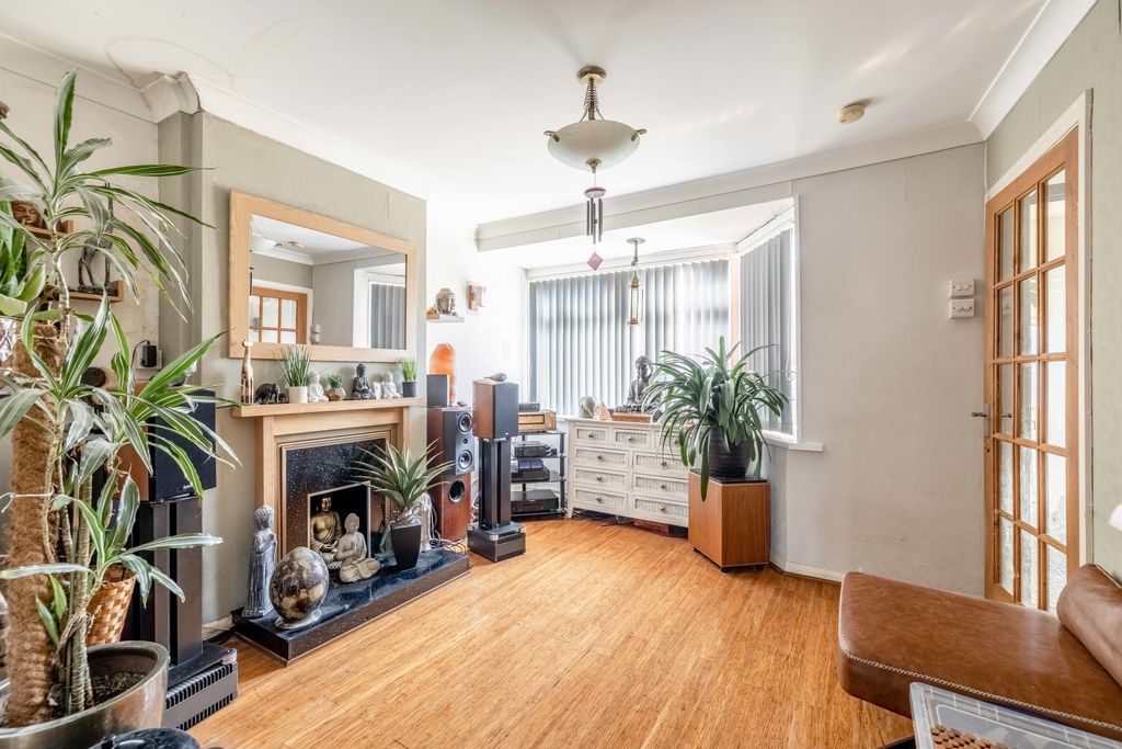 Property photo 2 of 9 Photo 4