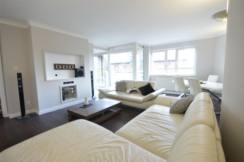 Property photo 1 of 13 Lounge