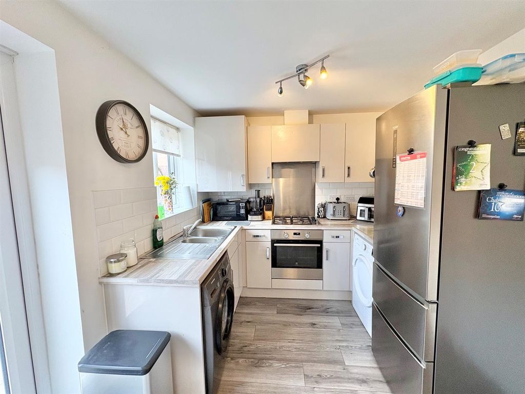 Property photo 3 of 10 Kitchen.Jpg