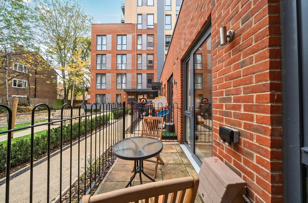 Property photo 1 of 17 1375928-6-690B32c...