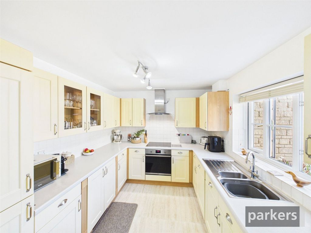 Property photo 3 of 18 Kitchen
