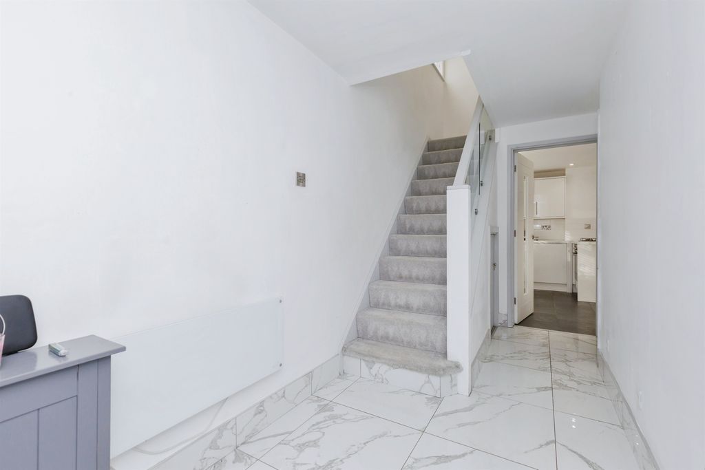 Property photo 2 of 17 Entrance Hall