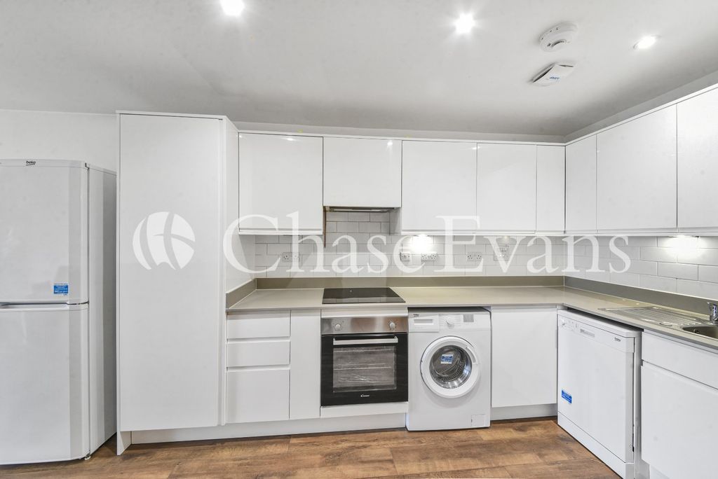 Property photo 3 of 11 Kitchen