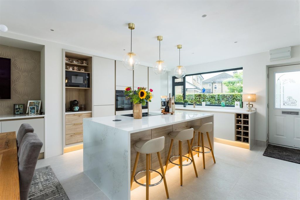 Property photo 2 of 33 9 Parklands Crescent-18.Jpg