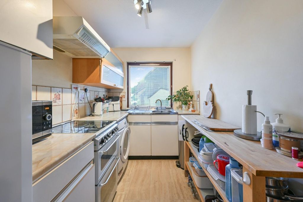 Property photo 3 of 13 Hillside Close