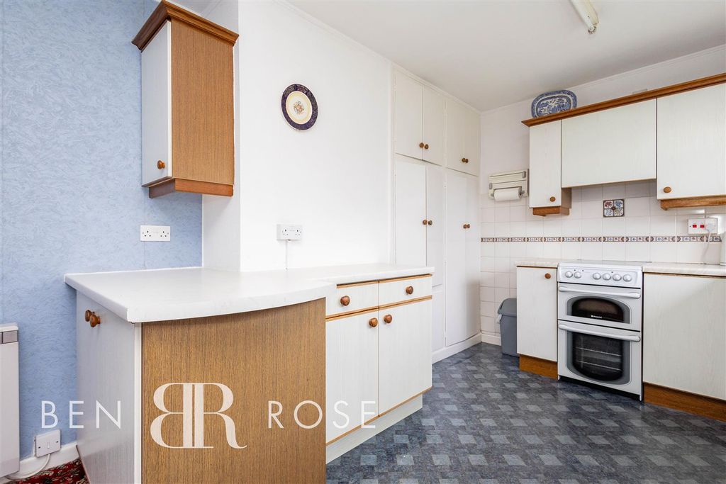 Property photo 3 of 17 Kitchen