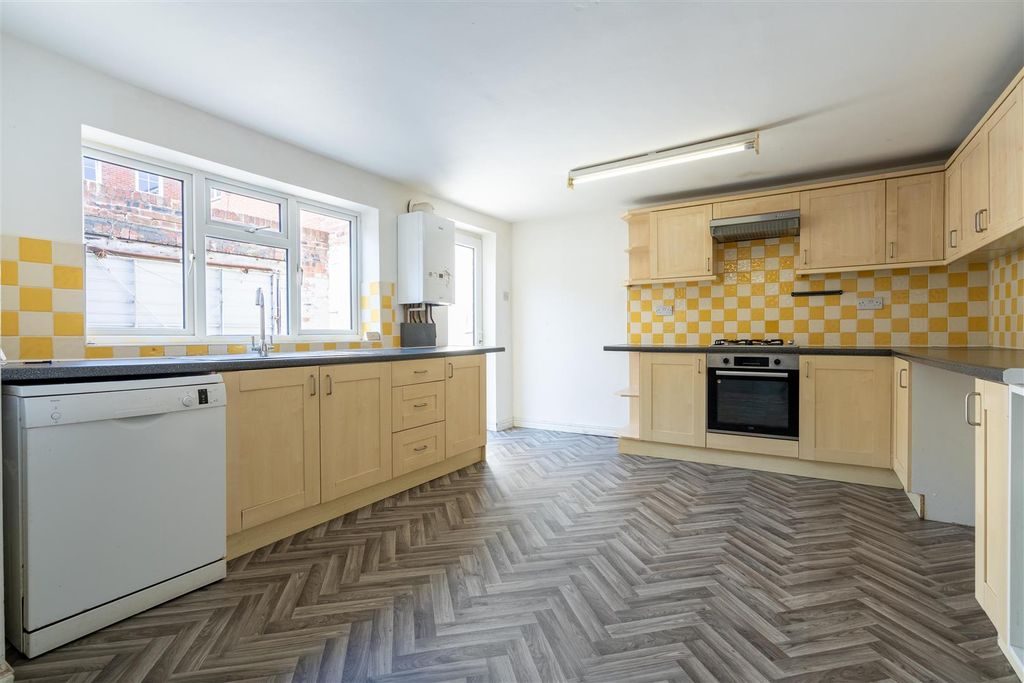 Property photo 3 of 11 Kitchen