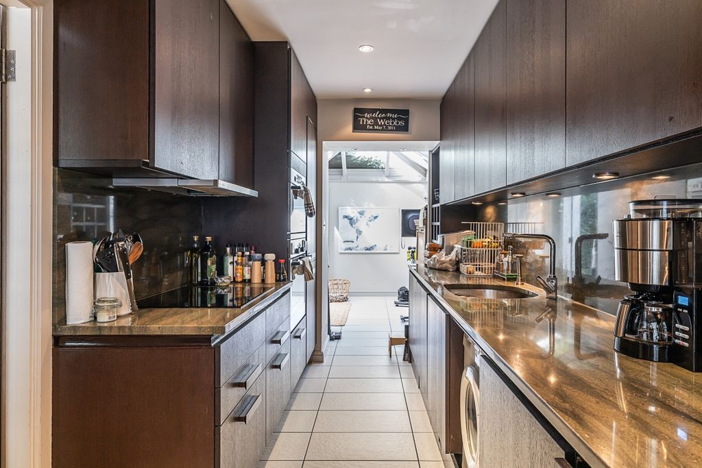 Property photo 3 of 23 Kitchen