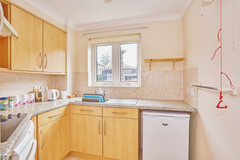 Property photo 3 of 11 Kitchen