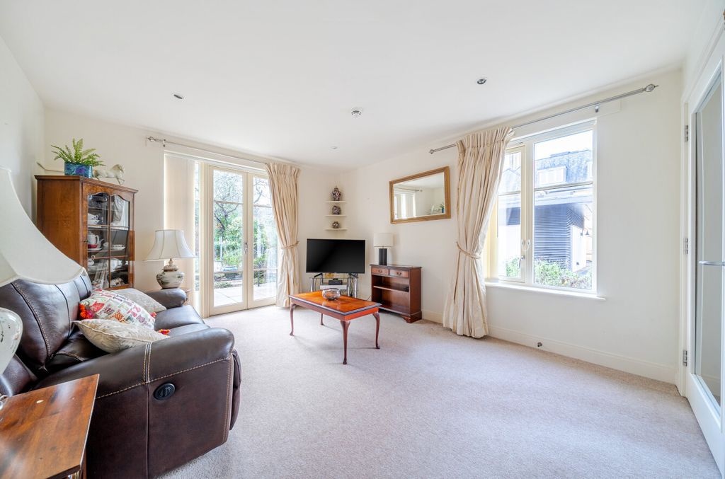 Property photo 2 of 14 1408917-16-698B0d...