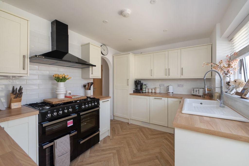 Property photo 2 of 14 Kitchen