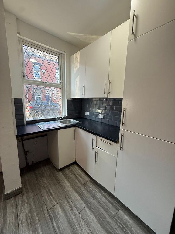 Property photo 3 of 6 Kitchen