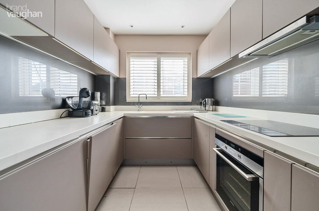 Property photo 2 of 12 Kitchen