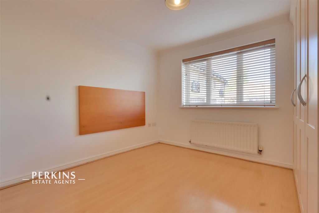 Property photo 3 of 8 Bed.Jpg