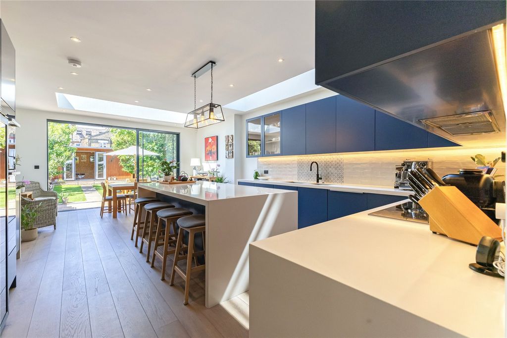 Property photo 3 of 18 Kitchen