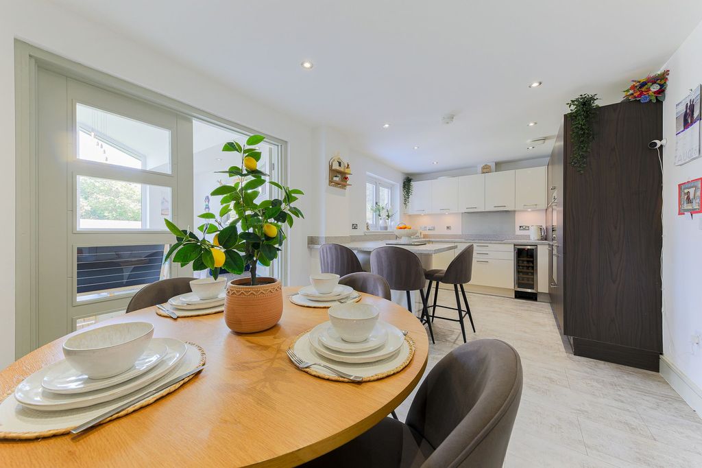Property photo 3 of 19 Kitchen / Dining Area