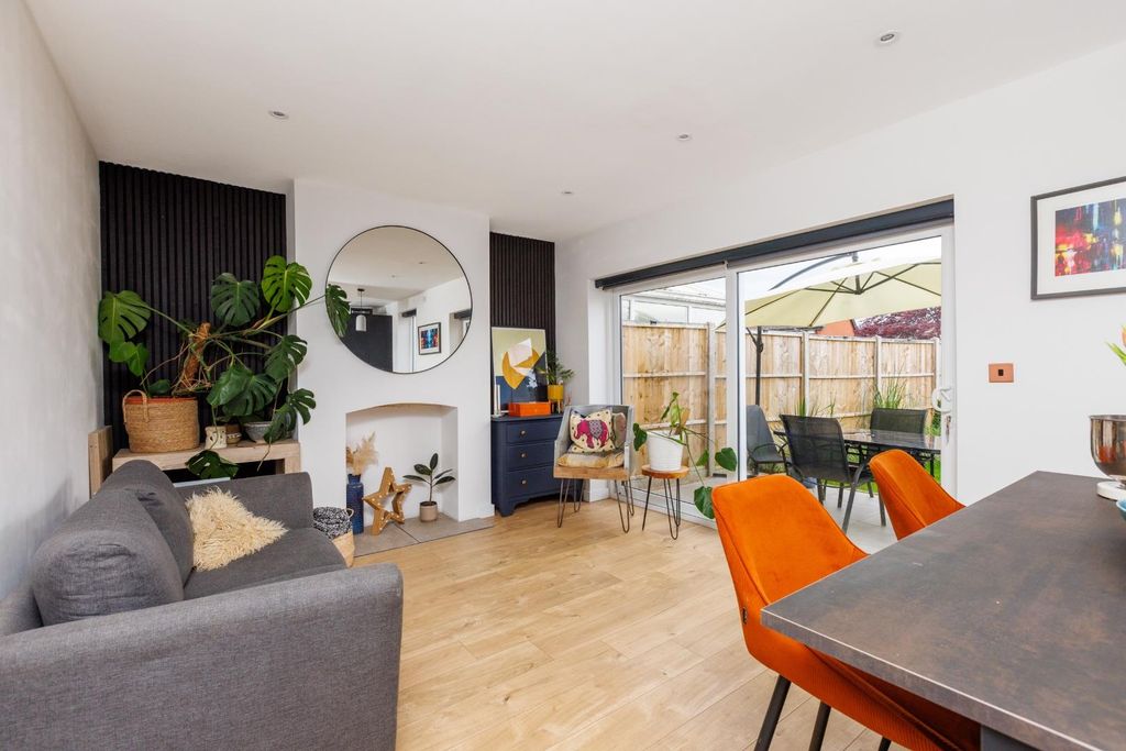 Property photo 3 of 20 87 Queenshill Road-19.Jpg
